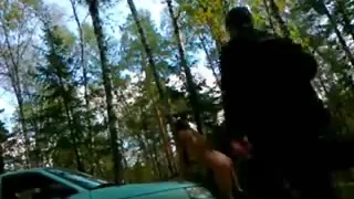 Установив камеру чувак ебет шлендру на тачке в лесу
