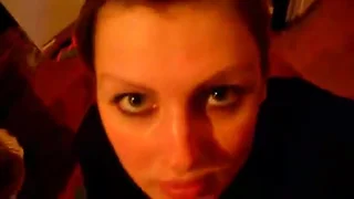 Слил на лицо красивой русской девушке