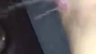 Девушка неисстово сквиртит на член